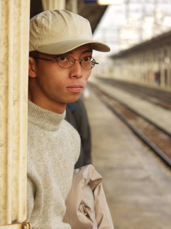 台灣鐵路旅遊攝影台中火車站月台旅客特寫2003攝影照片237