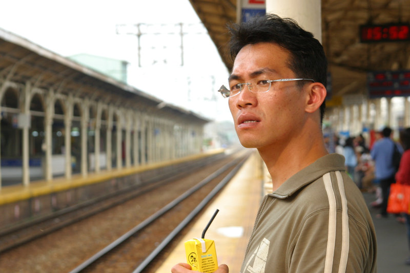 台灣鐵路旅遊攝影台中火車站月台旅客特寫2005攝影照片9