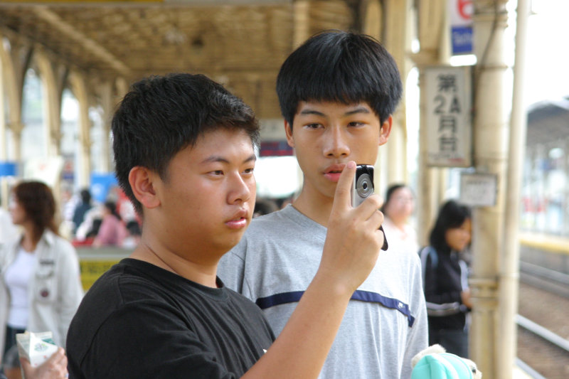 台灣鐵路旅遊攝影台中火車站月台旅客特寫2005攝影照片13