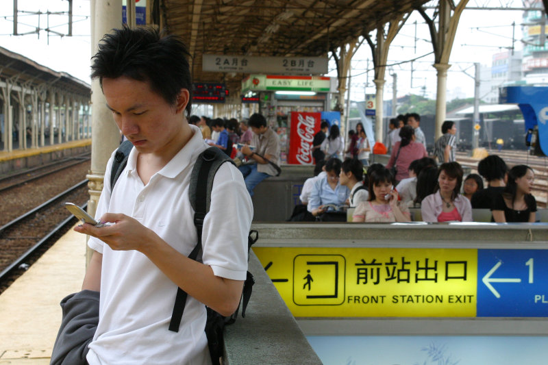 台灣鐵路旅遊攝影台中火車站月台旅客特寫2005攝影照片14