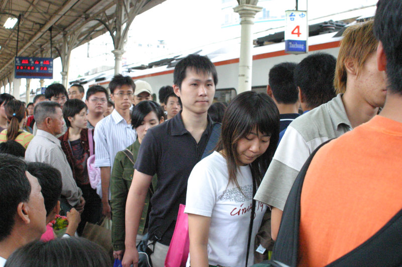 台灣鐵路旅遊攝影台中火車站月台旅客特寫2005攝影照片43