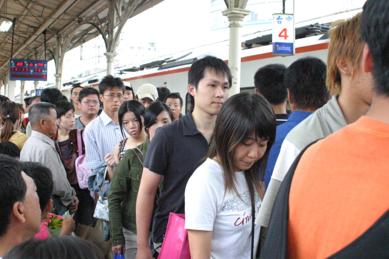 台灣鐵路旅遊攝影台中火車站月台旅客特寫2005攝影照片44