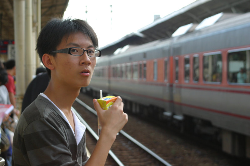台灣鐵路旅遊攝影台中火車站月台旅客特寫2005攝影照片69