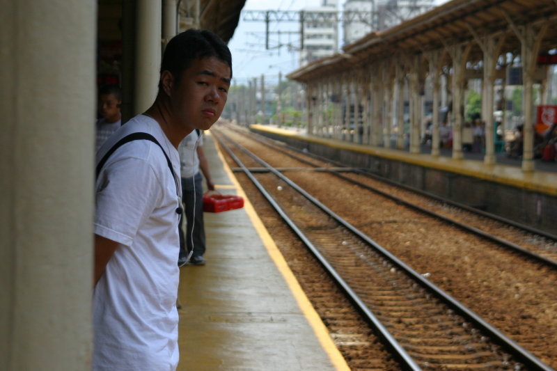 台灣鐵路旅遊攝影台中火車站月台旅客特寫2005攝影照片113