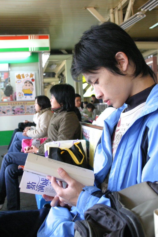 台灣鐵路旅遊攝影台中火車站月台旅客特寫2005攝影照片135