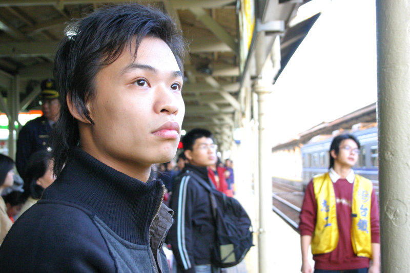 台灣鐵路旅遊攝影台中火車站月台旅客特寫2005攝影照片175