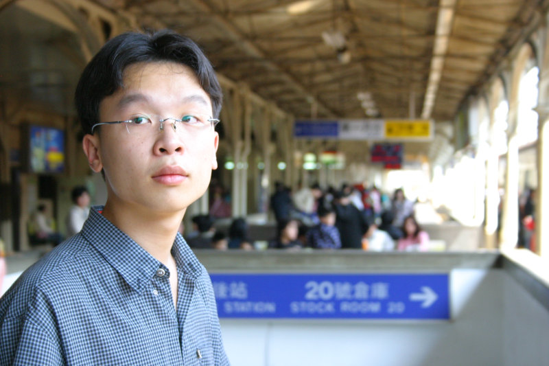台灣鐵路旅遊攝影台中火車站月台旅客特寫2005攝影照片178