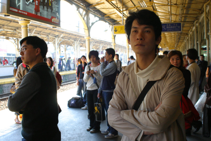 台灣鐵路旅遊攝影台中火車站月台旅客特寫2005攝影照片189