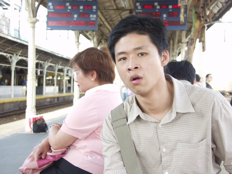 台灣鐵路旅遊攝影台中火車站月台旅客特寫2005攝影照片286