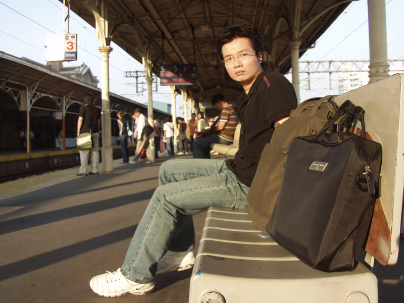 台灣鐵路旅遊攝影台中火車站月台旅客特寫2005攝影照片312