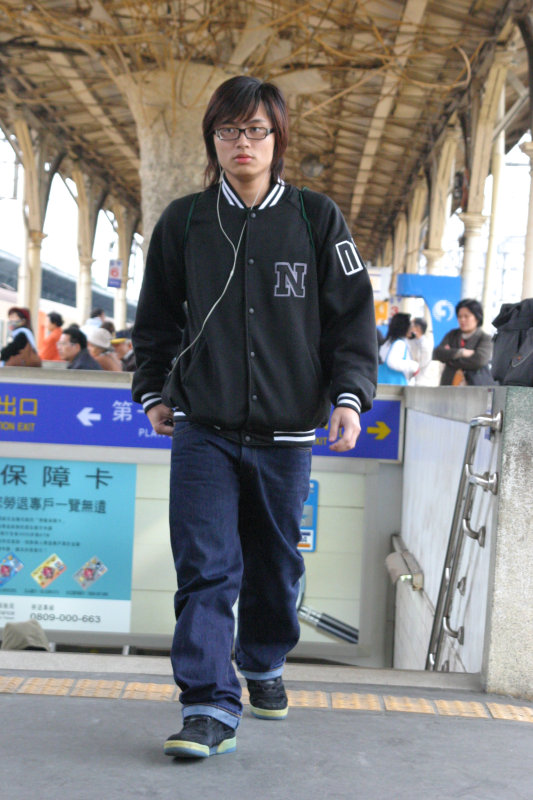 台灣鐵路旅遊攝影台中火車站月台旅客特寫2006攝影照片44