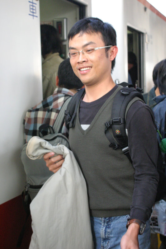 台灣鐵路旅遊攝影台中火車站月台旅客特寫2006攝影照片74