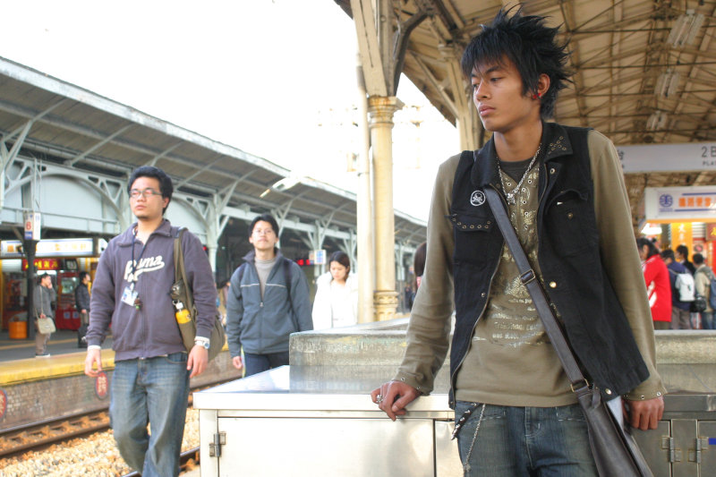 台灣鐵路旅遊攝影台中火車站月台旅客特寫2006攝影照片82