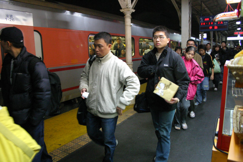 台灣鐵路旅遊攝影台中火車站月台旅客特寫2006攝影照片93
