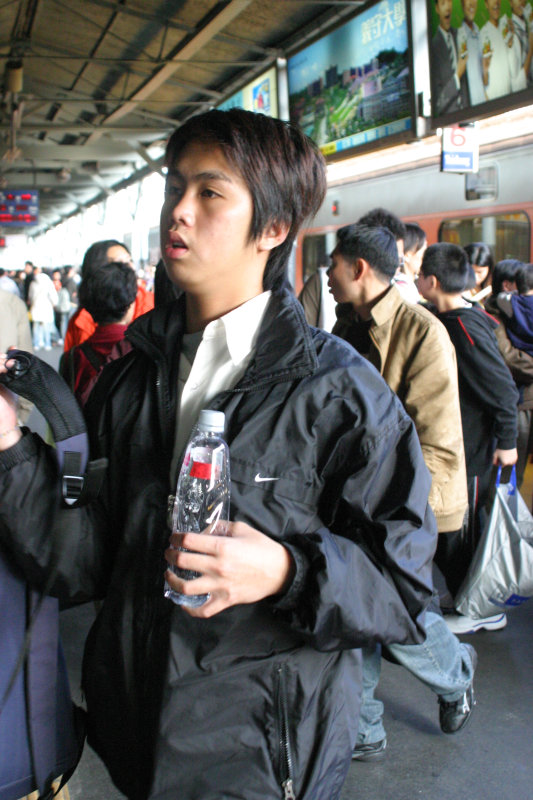 台灣鐵路旅遊攝影台中火車站月台旅客特寫2006攝影照片114