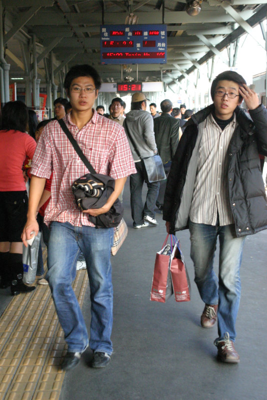 台灣鐵路旅遊攝影台中火車站月台旅客特寫2006攝影照片115