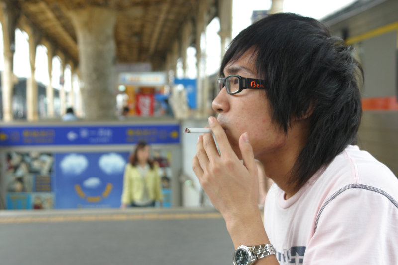 台灣鐵路旅遊攝影台中火車站月台旅客特寫2006攝影照片136