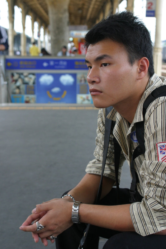 台灣鐵路旅遊攝影台中火車站月台旅客特寫2006攝影照片149