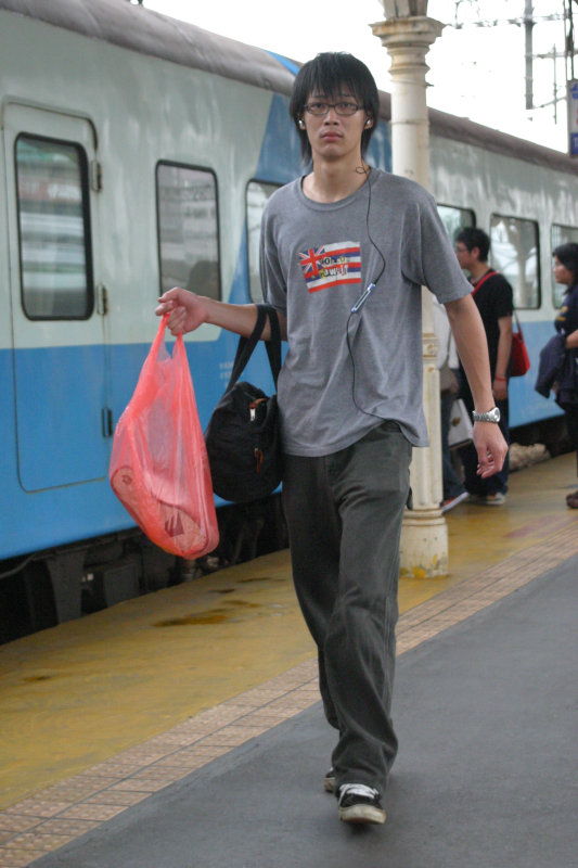 台灣鐵路旅遊攝影台中火車站月台旅客特寫2006攝影照片158