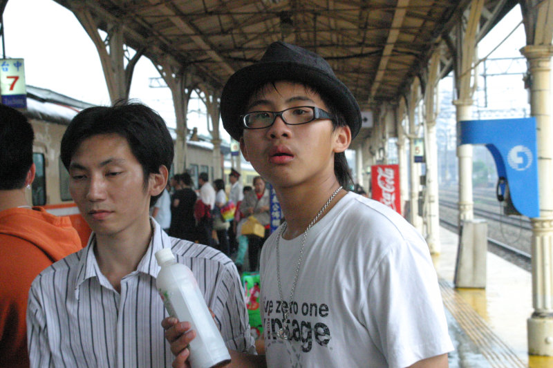台灣鐵路旅遊攝影台中火車站月台旅客特寫2006攝影照片179