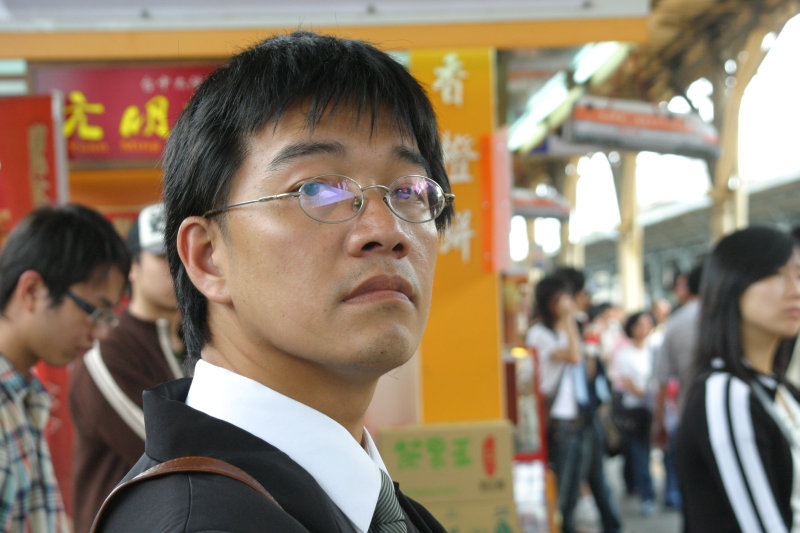 台灣鐵路旅遊攝影台中火車站月台旅客特寫2006攝影照片184