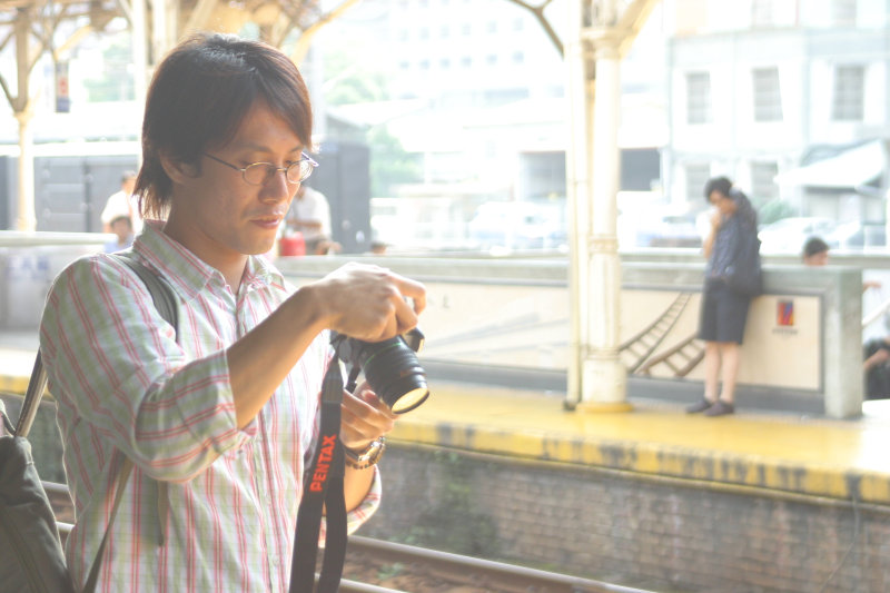 台灣鐵路旅遊攝影台中火車站月台旅客特寫2006攝影照片193