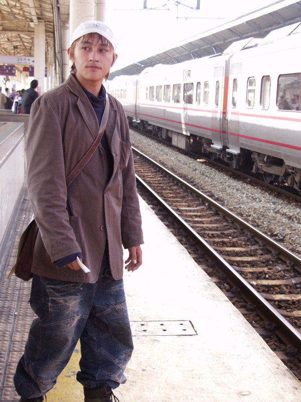 台灣鐵路旅遊攝影台中火車站月台旅客特寫2006攝影照片221