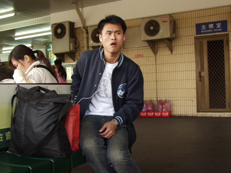 台灣鐵路旅遊攝影台中火車站月台旅客特寫2006攝影照片276
