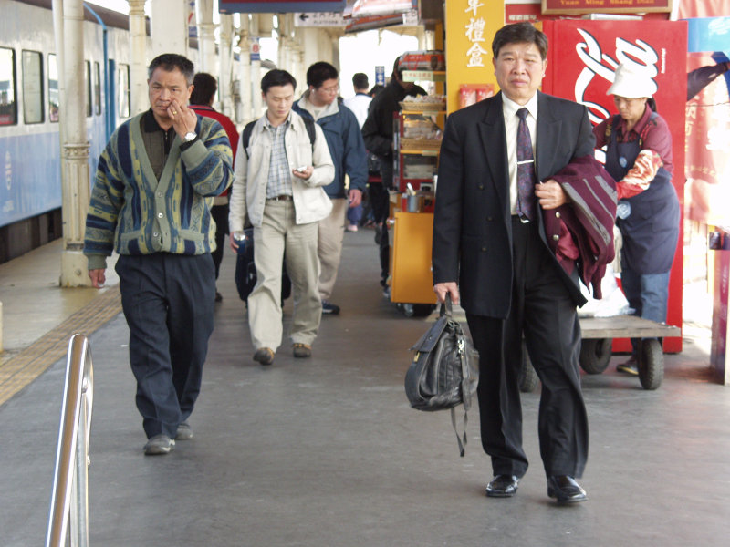 台灣鐵路旅遊攝影台中火車站月台旅客特寫2006攝影照片307