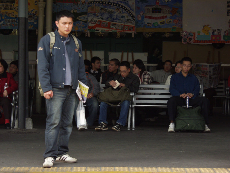 台灣鐵路旅遊攝影台中火車站月台旅客特寫2006攝影照片327