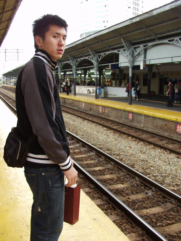 台灣鐵路旅遊攝影台中火車站月台旅客特寫2006攝影照片337