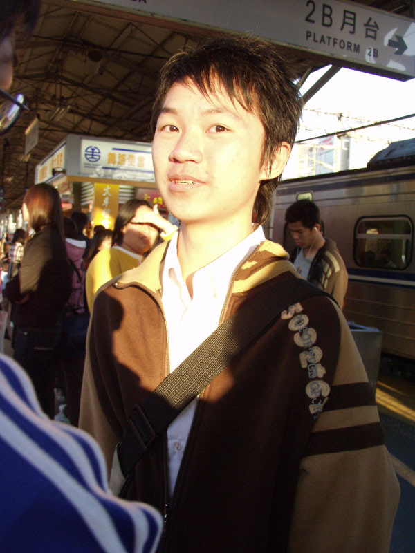 台灣鐵路旅遊攝影台中火車站月台旅客特寫2006攝影照片378
