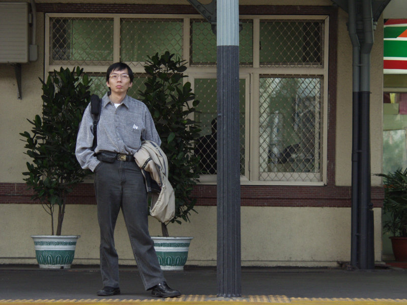 台灣鐵路旅遊攝影台中火車站月台旅客特寫2006攝影照片395