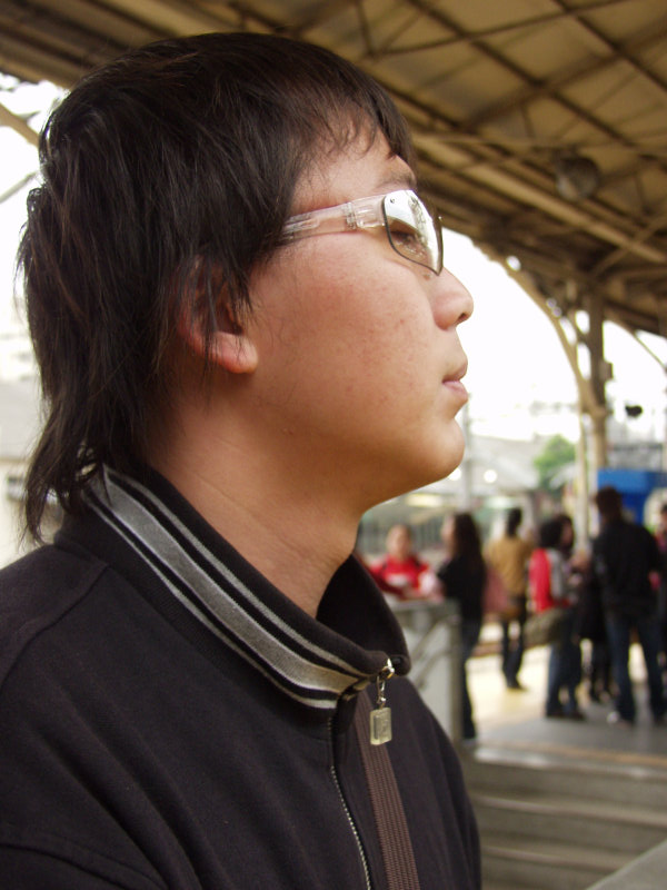 台灣鐵路旅遊攝影台中火車站月台旅客特寫2006攝影照片434