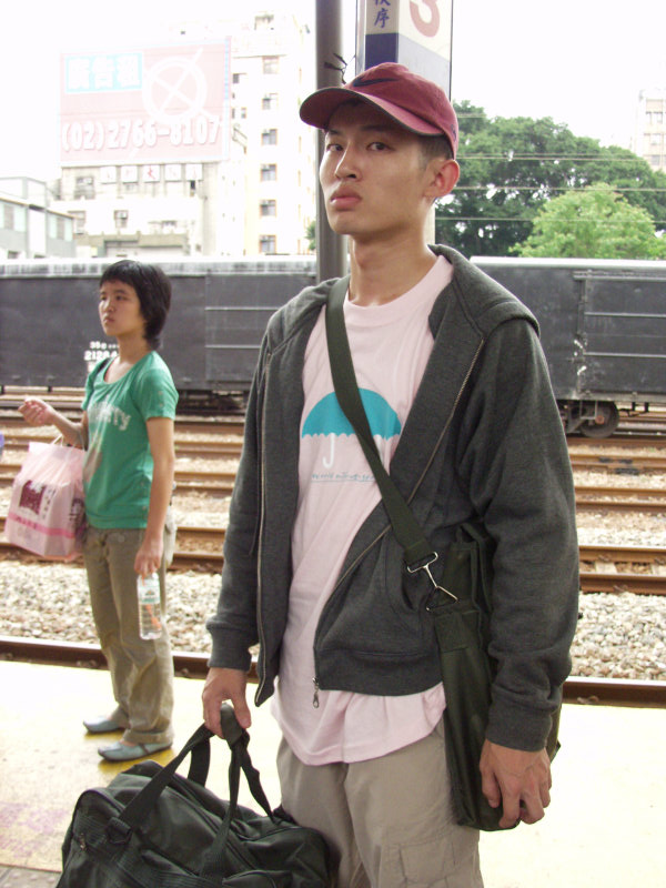 台灣鐵路旅遊攝影台中火車站月台旅客特寫2006攝影照片496