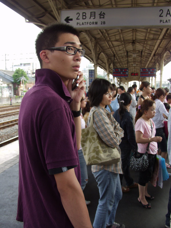 台灣鐵路旅遊攝影台中火車站月台旅客特寫2006攝影照片519