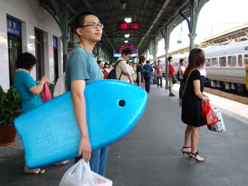 台灣鐵路旅遊攝影台中火車站月台旅客特寫2007攝影照片5