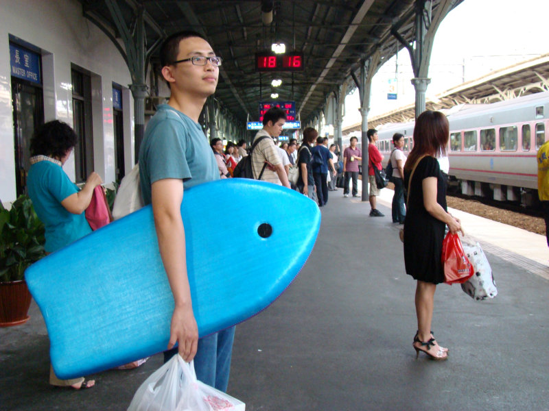 台灣鐵路旅遊攝影台中火車站月台旅客特寫2007攝影照片6