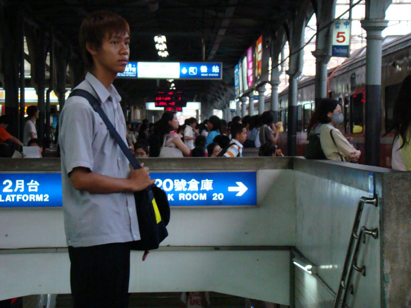 台灣鐵路旅遊攝影台中火車站月台旅客特寫2007攝影照片7
