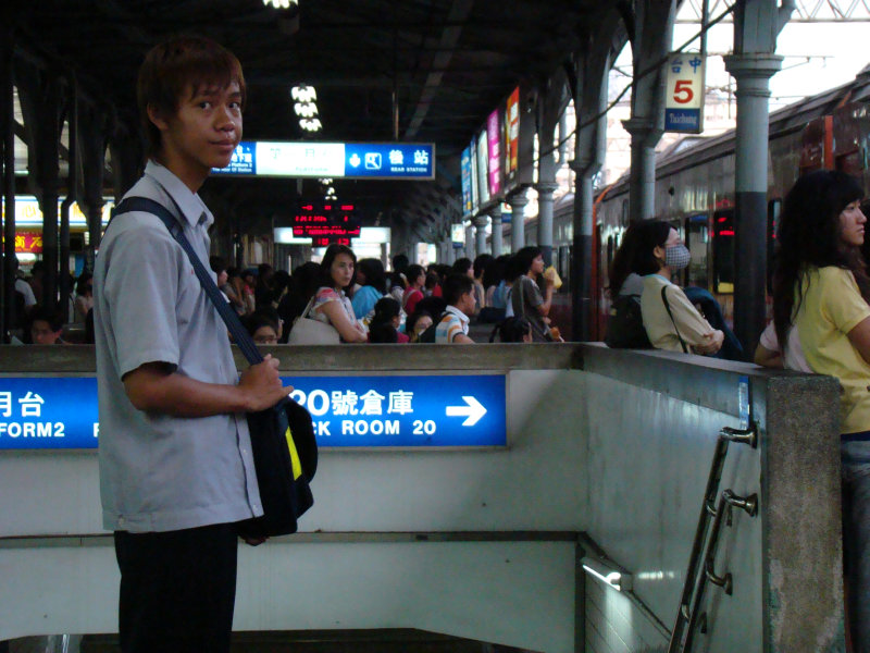 台灣鐵路旅遊攝影台中火車站月台旅客特寫2007攝影照片8