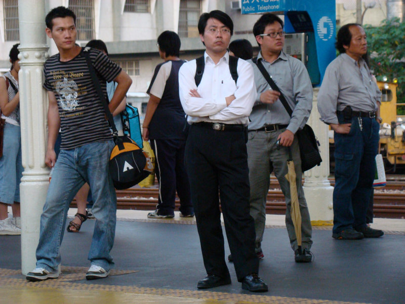 台灣鐵路旅遊攝影台中火車站月台旅客特寫2007攝影照片9