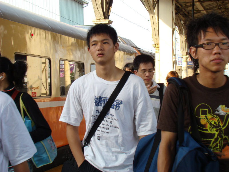 台灣鐵路旅遊攝影台中火車站月台旅客特寫2007攝影照片10