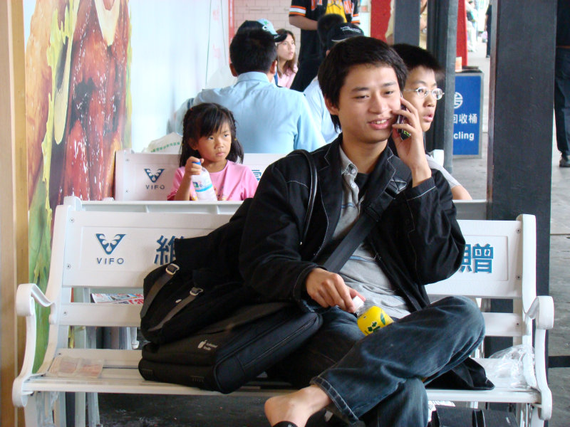台灣鐵路旅遊攝影台中火車站月台旅客特寫2007攝影照片18