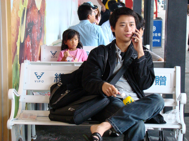 台灣鐵路旅遊攝影台中火車站月台旅客特寫2007攝影照片20