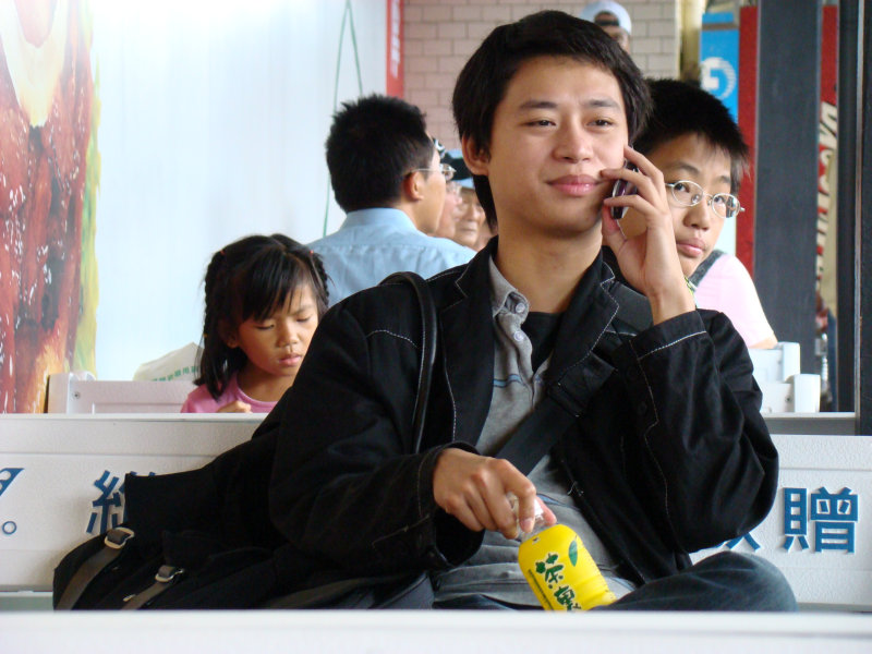 台灣鐵路旅遊攝影台中火車站月台旅客特寫2007攝影照片21