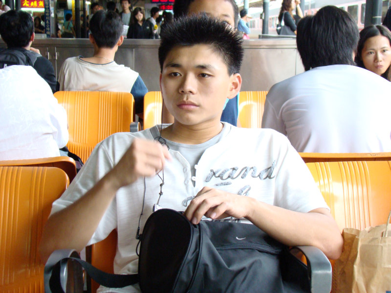 台灣鐵路旅遊攝影台中火車站月台旅客特寫2007攝影照片31