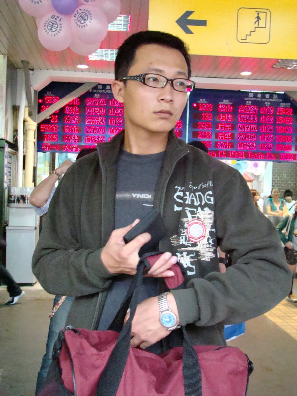 台灣鐵路旅遊攝影台中火車站月台旅客特寫2007攝影照片37