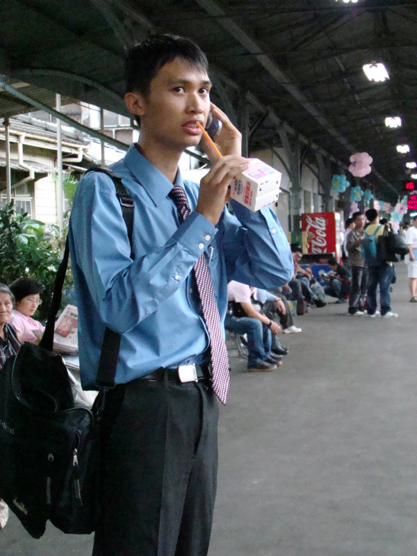 台灣鐵路旅遊攝影台中火車站月台旅客特寫2007攝影照片52