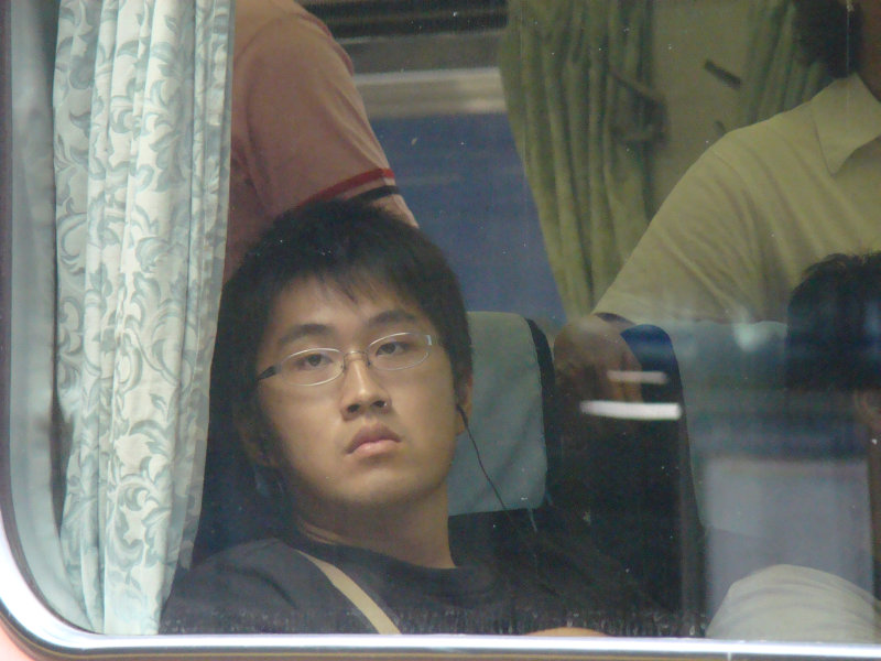 台灣鐵路旅遊攝影台中火車站月台旅客特寫2007攝影照片100