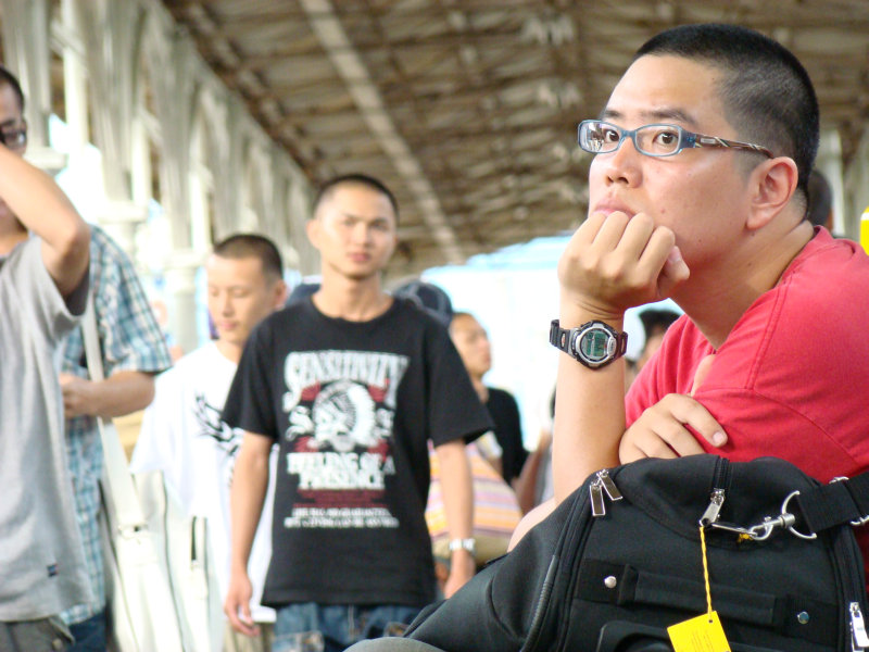台灣鐵路旅遊攝影台中火車站月台旅客特寫2007攝影照片104